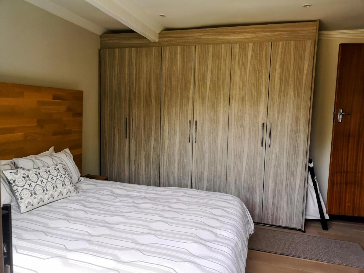 Rest-A-While Guest House - Pretoria-Noord エクステリア 写真