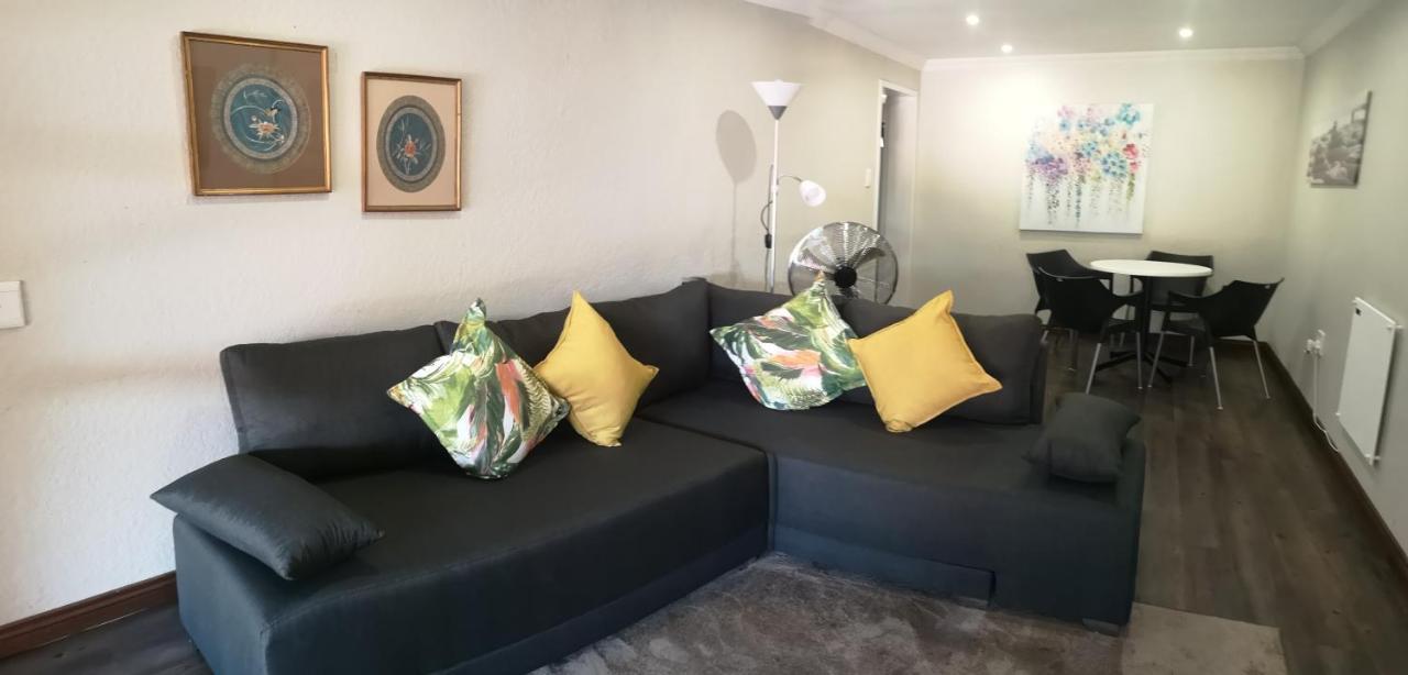 Rest-A-While Guest House - Pretoria-Noord エクステリア 写真